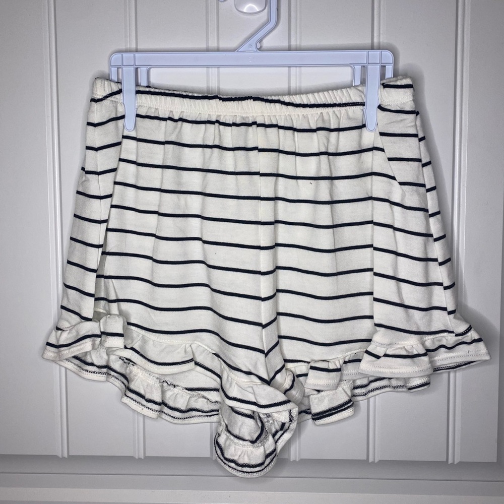 Black and white striped lounge set - Picture 9 of 10